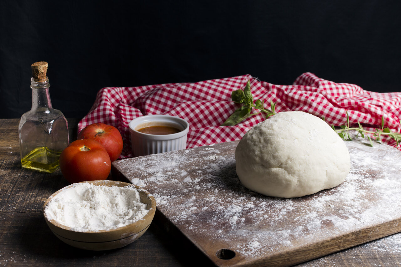 Sekret idealnego ciasta na pizzę – jak robimy je w Strakiji?